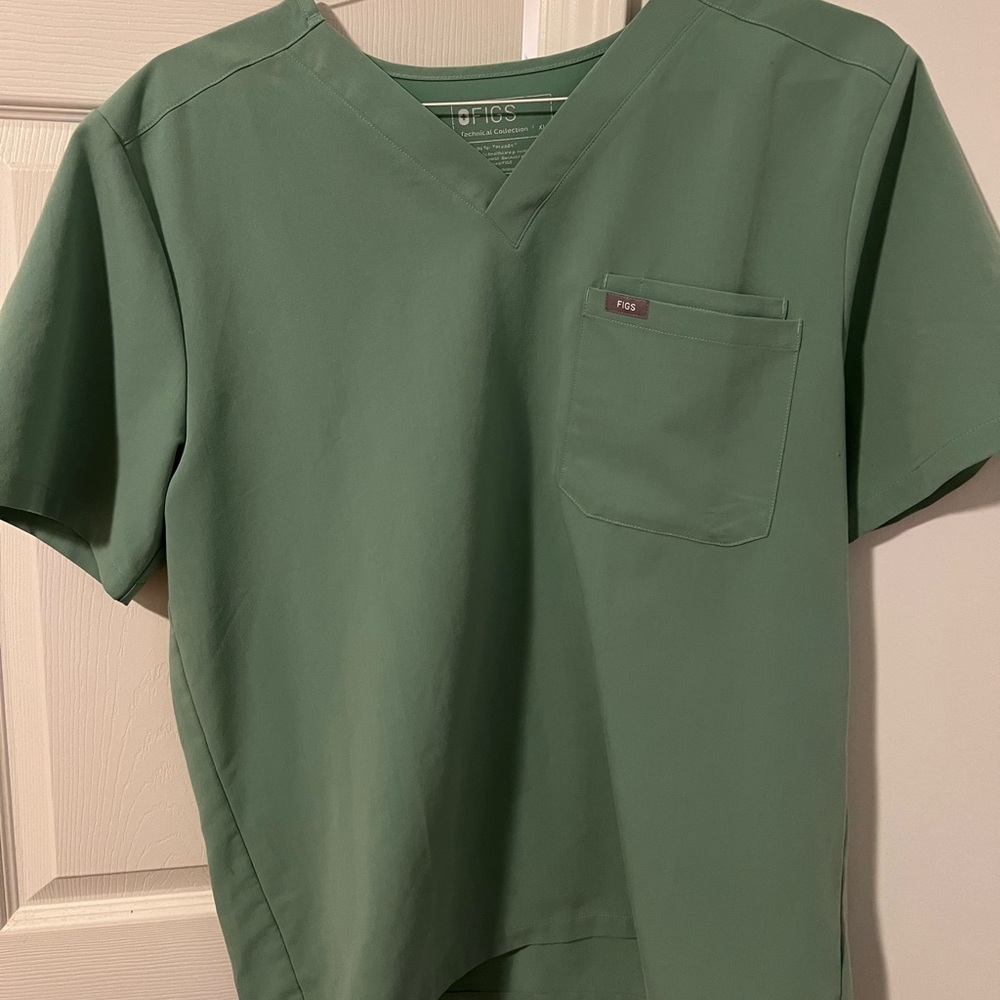 Mens fig scrub top